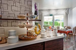 马尔切西内奥古斯塔酒店的厨房配有带碗碟的柜台