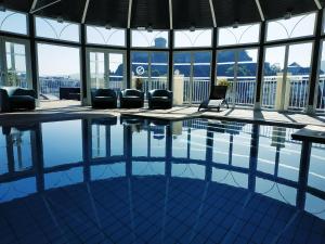 卢尔德清静酒店的一个带椅子的游泳池,享有山景