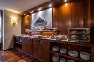 维耶拉弗福瑞达酒店的厨房配有带盘子和食物的柜台
