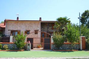 奥林匹亚达Aristoteliki- Villa的前面有棕榈树的房子