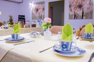菲尔特欧洲格尼酒店 的一张带绿餐巾的蓝白杯子桌子