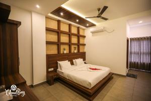 KattappanaHotel CloudBay的一间卧室配有一张床和吊扇
