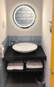 曼彻斯特曼彻斯特波特兰宜必思时尚酒店的一间带水槽和镜子的浴室