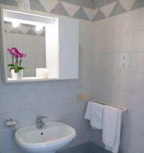 利多迪耶索罗卡萨米尔酒店的浴室配有盥洗盆、镜子和毛巾