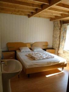 Bassignac-le-HautGite Clara的一间卧室配有一张床和一个水槽