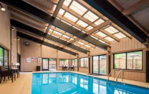 凯彻姆塔马拉克旅舍的一个带天窗的大型室内游泳池和一个游泳池