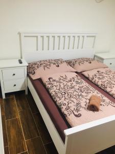 斯特拉霍廷Penzion Šedivý的卧室配有白色床和粉红色棉被