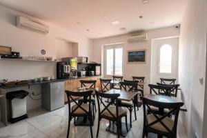 滨海自由城Le Vauban的一间带桌椅的餐厅和一间厨房