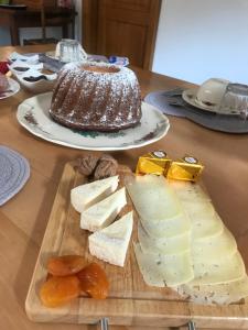 昂德洛埃弗特玛滕庄园尚布里斯德酒店的一张桌子,上面有切板,上面有奶酪和蛋糕