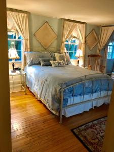 麦迪逊斯克兰顿海马酒店 的一间卧室设有一张大床和两个窗户