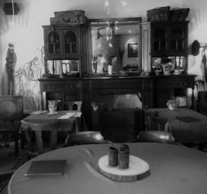 德帕内De Verloren Gernoare的一间设有两张桌子和镜子的用餐室