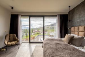盖锡尔Hotel Geysir的卧室配有床、椅子和窗户。