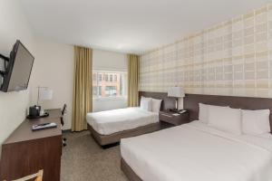 芝加哥俄亥俄豪斯汽车旅馆的酒店客房设有两张床和一台平面电视。