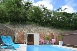 莱特鲁瓦西莱MAISON TI BAMBOU的一个带椅子的庭院和一个游泳池