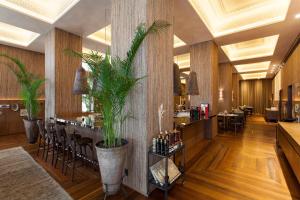 萨尔瓦多Hotel Fasano Salvador的餐厅设有墙上种植植物的酒吧