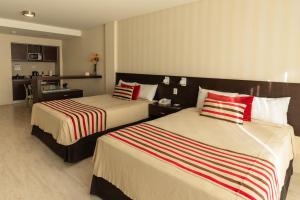 布宜诺斯艾利斯恩卡茹套房酒店的酒店客房带两张床和厨房