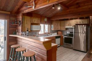费尔蒙特温泉克里克赛德度假屋的厨房配有木制橱柜和不锈钢冰箱。