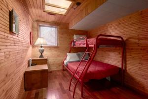 费尔蒙特温泉克里克赛德度假屋的小木屋内带两张双层床的客房