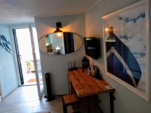 韦内雷港La Calata的客房设有木桌和镜子。