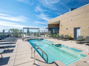 Global Luxury Suites Bethesda Chevy Chase内部或周边的泳池