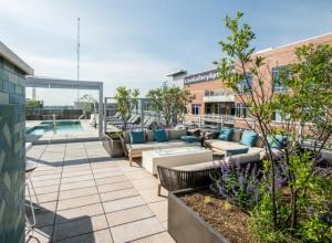 Global Luxury Suites Bethesda Chevy Chase内部或周边的泳池