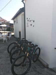 阿马兰特Casa da Vovó (Casa do Tapado)的停在大楼旁边的一群自行车