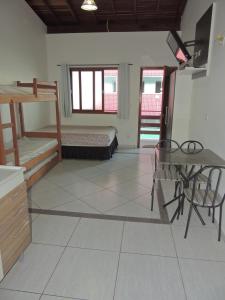 乌巴图巴Chalés Marazul Toninhas的客厅配有桌子和床。