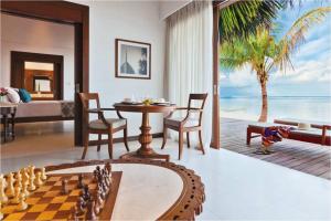 加弗阿利夫环礁马尔代夫度假村的一间设有棋盘的房间和一间带卧室的房间