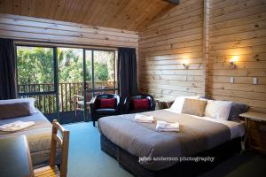 普纳凯基帕帕罗瓦公园汽车旅馆的酒店客房设有两张床和一个阳台。