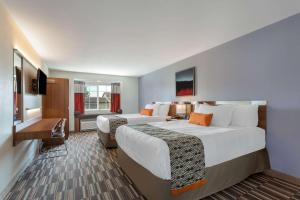 尼亚加拉瀑布尼亚加拉瀑布城麦克罗特客栈&套房的酒店客房设有两张床和电视。