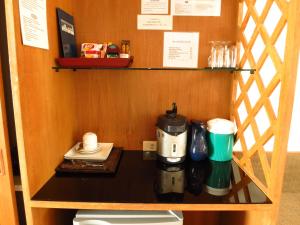 华欣华欣斯里酒店的咖啡壶和杯子的柜台