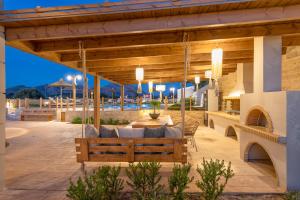 PeramaIvoni Villa, an Iconic Summer Retreat, By ThinkVilla的户外庭院设有长凳和桌子。
