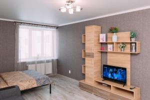 苏梅Luxury apart-hotel on Kharkovskaya near Lavina的一间卧室配有一张床和一台平面电视