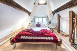 OberhaagKÜHBARTL SIMMERL, exklusiv und urig的一间卧室配有一张带红色毯子的大床