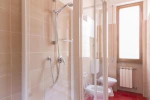 佛罗伦萨波塔阿尔普瑞托酒店的带淋浴和卫生间的浴室