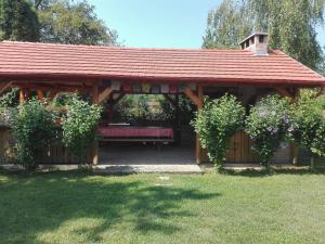 锡尔沃斯瓦里德Zergeboglár Vendégház的庭院内带长凳的木制凉亭