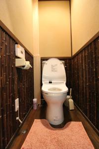 高山Shohakuen的浴室设有卫生间和粉红色地毯。