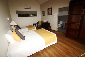 姆鲁Mulu National Park的卧室配有一张白色大床