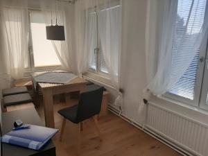 维也纳Haus Apricum - schön wohnen & gratis parken的小房间设有桌子、椅子和窗户