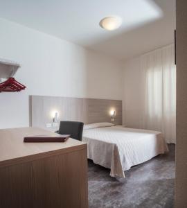 阿尔法博览会酒店客房内的一张或多张床位