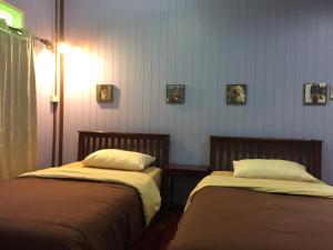 大城班布萨拉旅馆的墙上有两张照片的房间的床铺