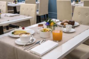 罗马马尔蒂斯宫殿酒店的一张桌子,上面有早餐食品和饮料