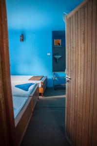 Ban Khlong HaengKoko De Rasta Coffee Lazy house的一间卧室设有一张床和蓝色的墙壁