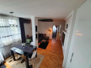 贝尔格莱德Apartment New Belgrade Home的客厅配有桌子和电视
