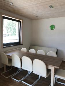 莱沃恰Privát Miško的一间带桌椅的用餐室