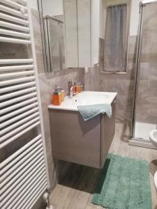 兰佐丁泰尔维La casa di Angio c cir D1135的浴室配有白色水槽和淋浴。