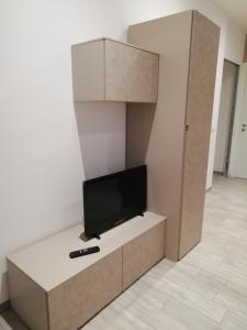 兰佐丁泰尔维La casa di Angio c cir D1135的客厅配有壁橱上的平面电视