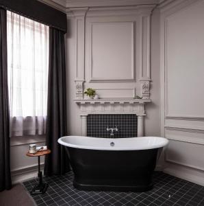约克朱德科特酒店的浴室配有黑白浴缸。