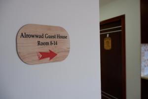 伯利恒Alrowwad Guest House的旅馆门口的标志