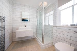 卡迪夫The Beverley by Innkeeper's Collection的白色的浴室设有水槽和淋浴。
